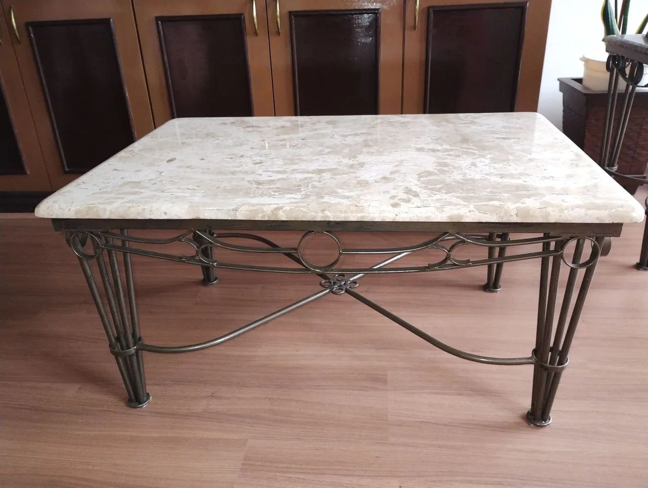 MESA CENTRO FERRO COM MÁRMORE TRAVERTINO *