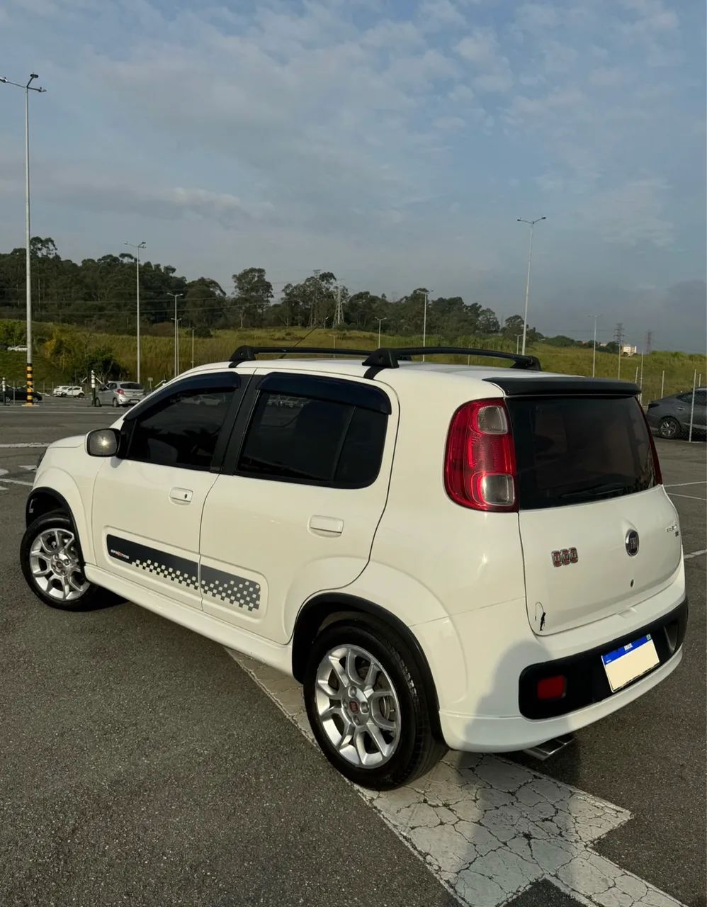 Fiat Uno Sporting 1.4 EVO Fire Flex 8V 4P 2014 - Foto 3