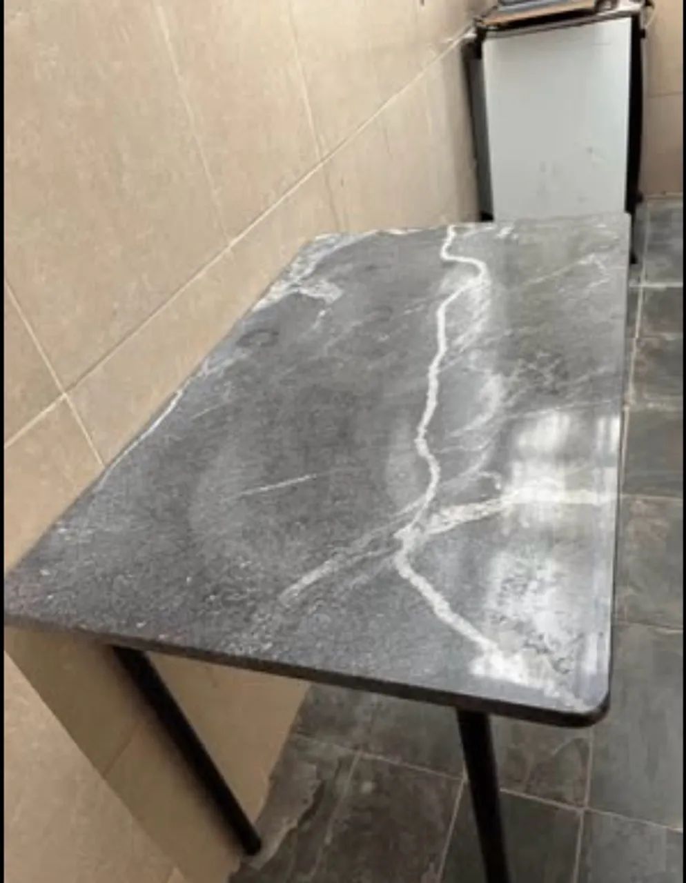 Mesa de mármore com base de ferro preta.  - Foto 3