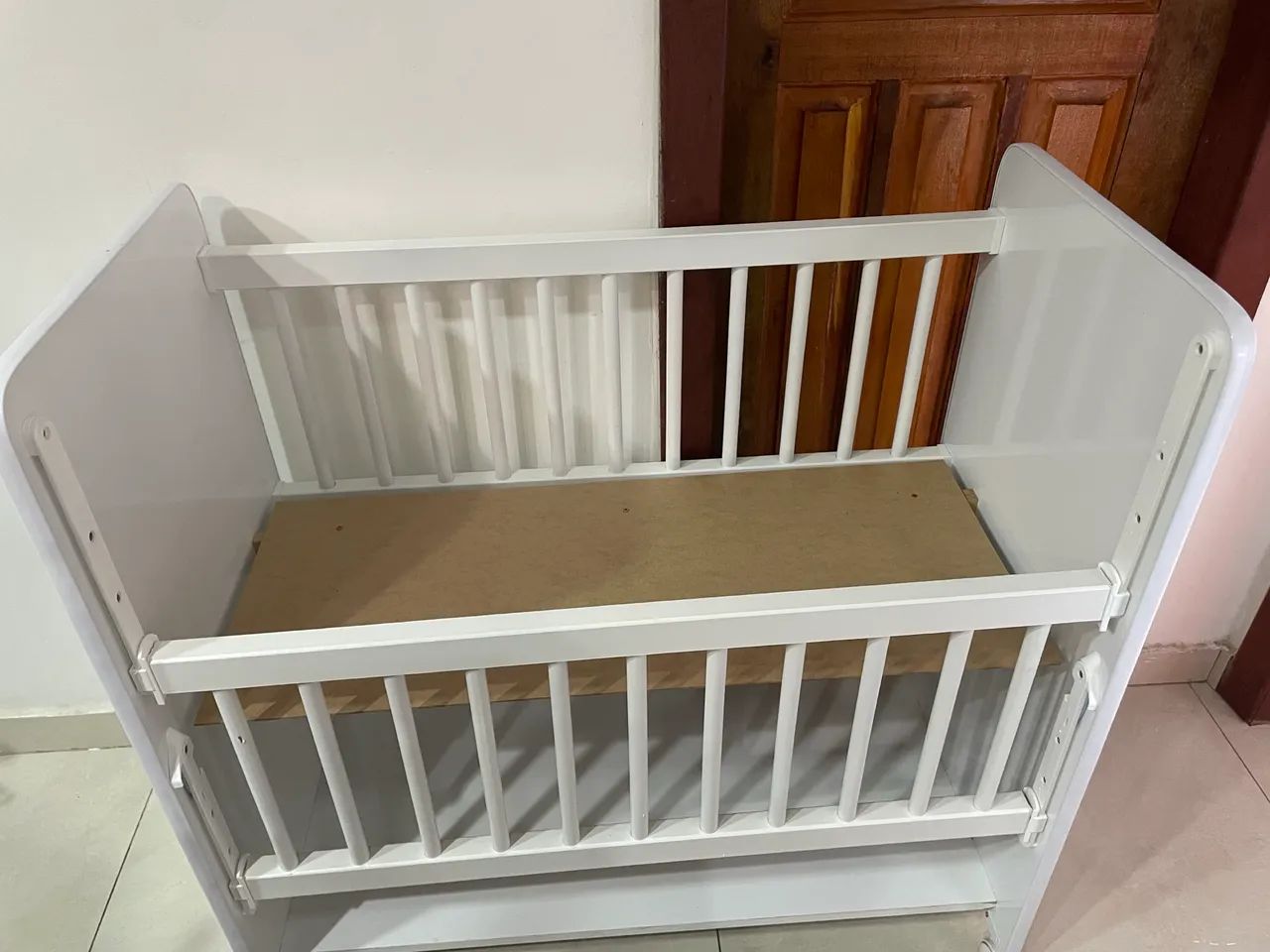 Mini Berço Branco com Rodízios, Grade Móvel e Colchão Incluso - Foto 3