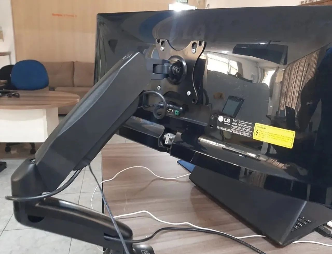 Monitor LG Ultrawide 25 polegadas com braço articulado - Foto 4
