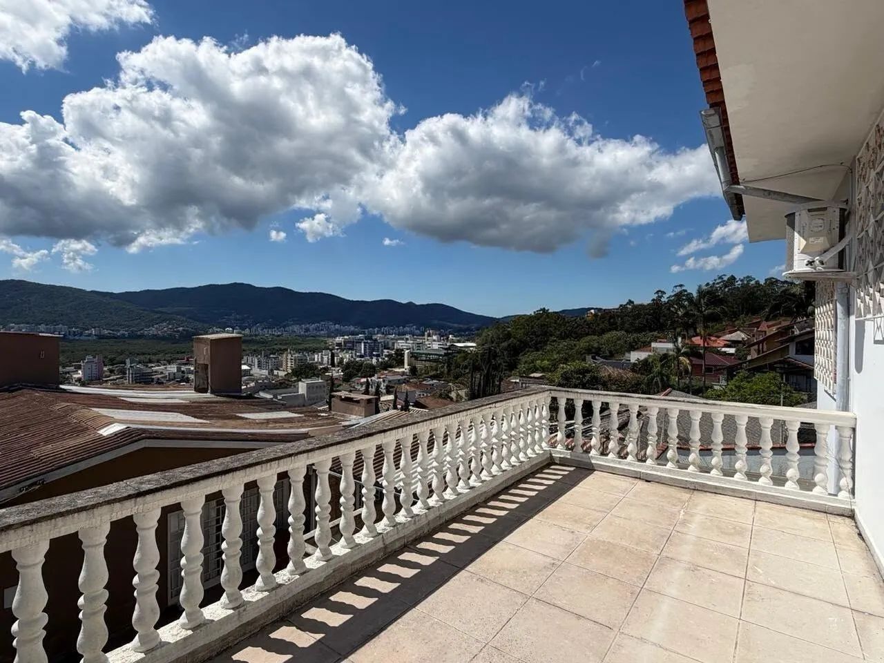 Casa com 5 dormitórios, 2 suítes e ampla área de lazer em Trindade