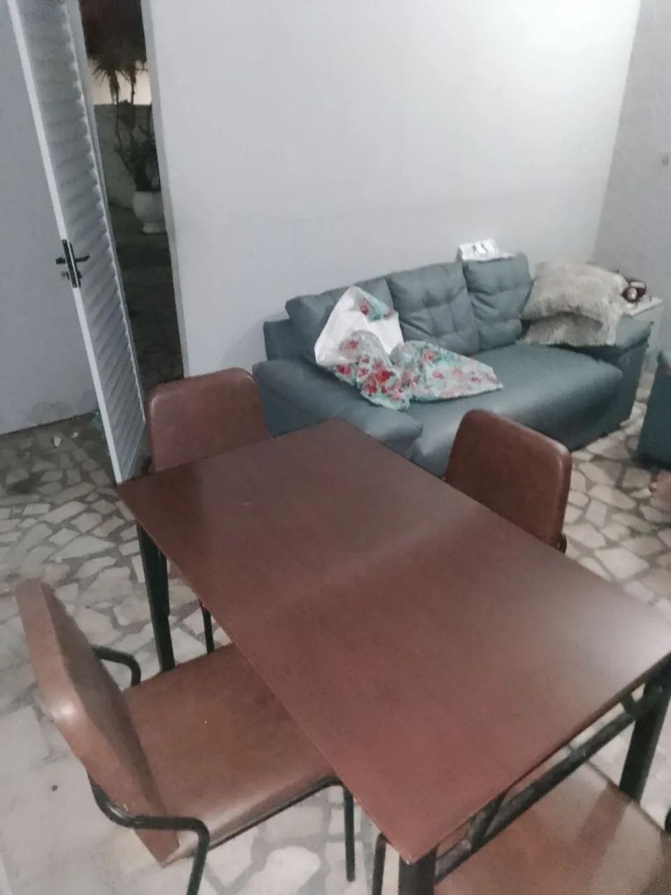 Mesa com quatro cadeiras marrom  - Foto 4