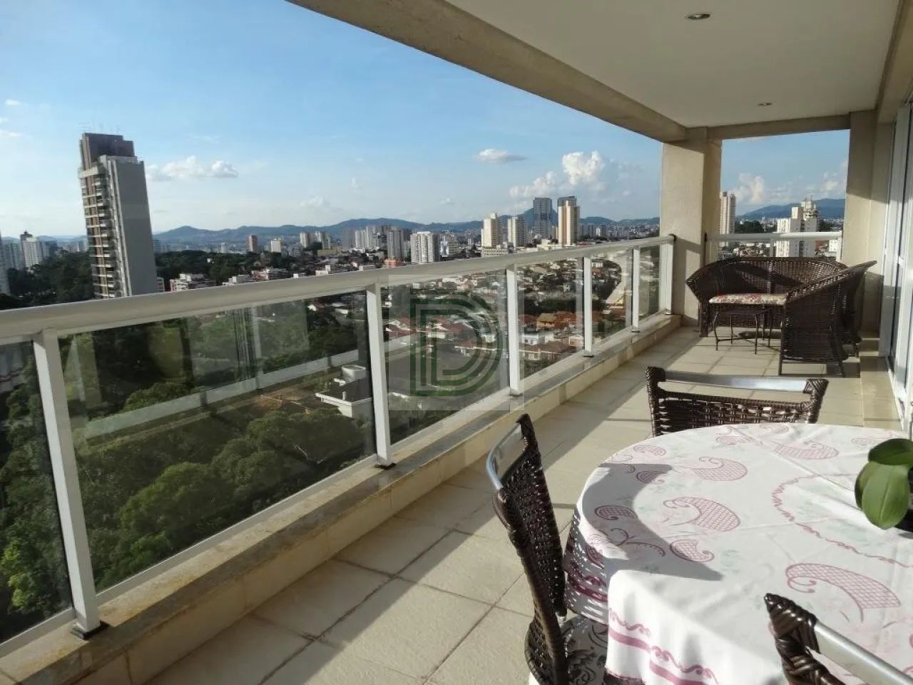 Vila São Francisco, 187 m², 4 dorms. com 3 suítes, sala 2 ambientes com