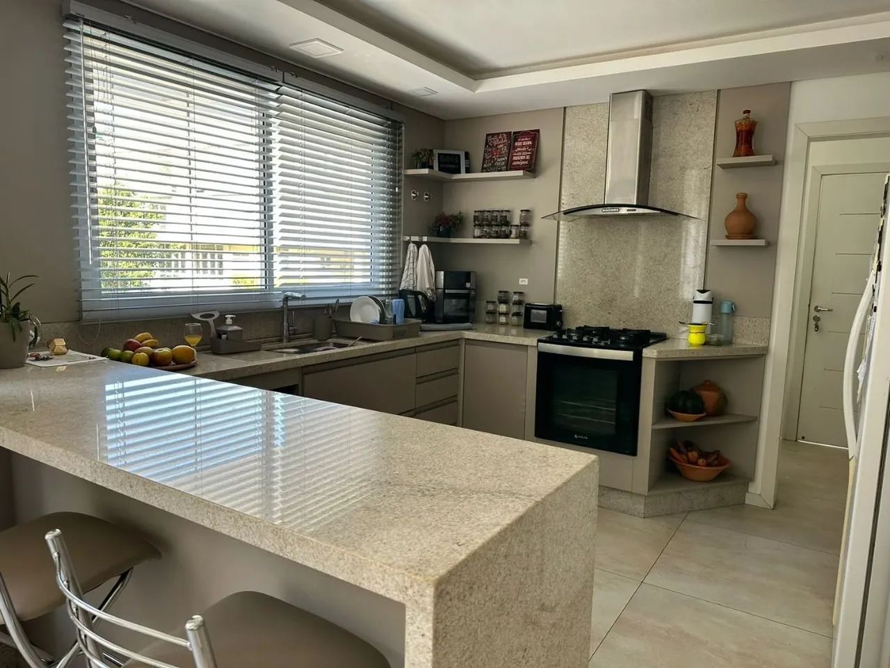 Casa de 3 dormitórios e 329m² priv., a venda em Coqueiros - Florianópolis - Foto 4