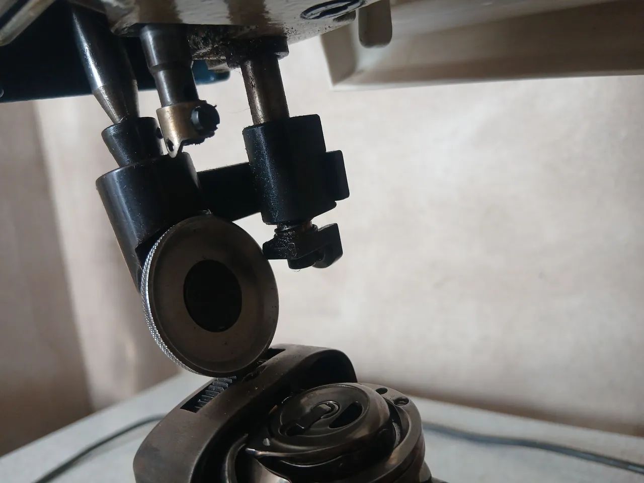 Vendo duas maquinas de costura com mesa - Foto 4