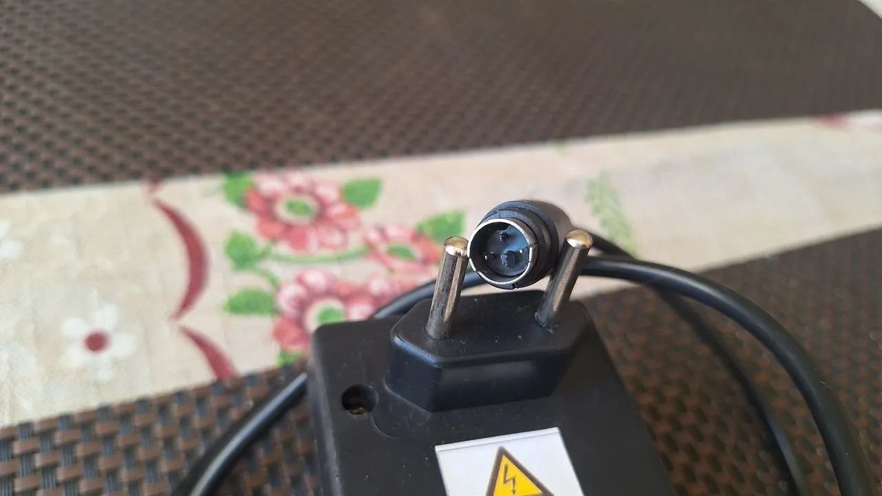 Fonte chaveada Bivolt para mesas de som Behringer modelo Xenyx  - Foto 2