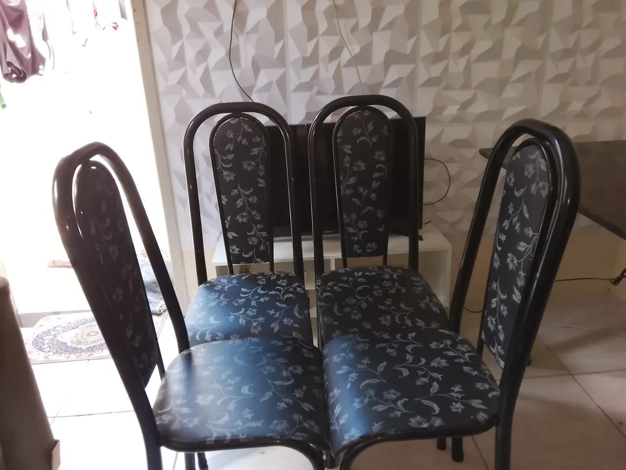 Mesa de Mármore com 4 Cadeiras - Linda e Resistente - Foto 2