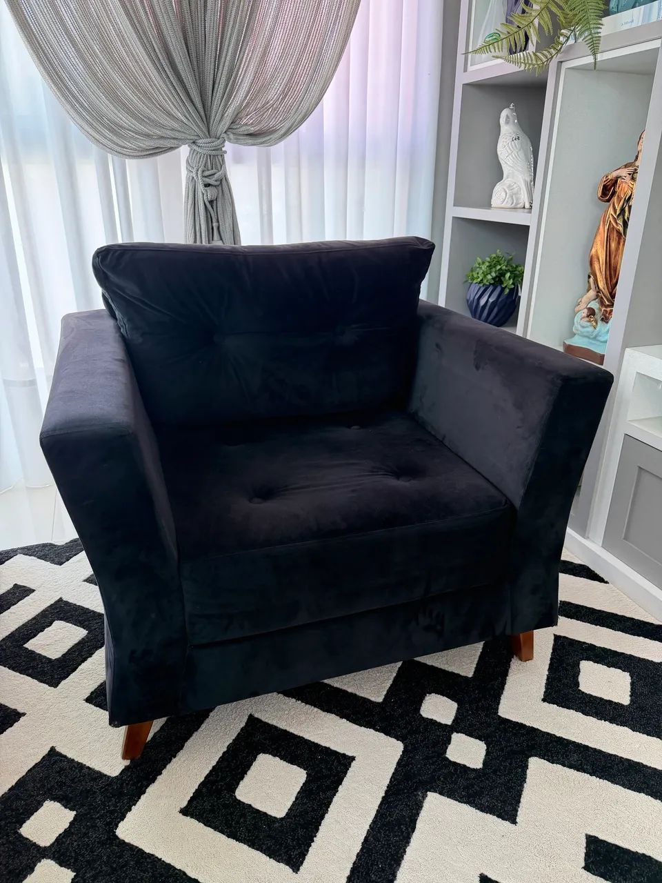 Poltrona em Veludo Preta - Confortável e Elegante