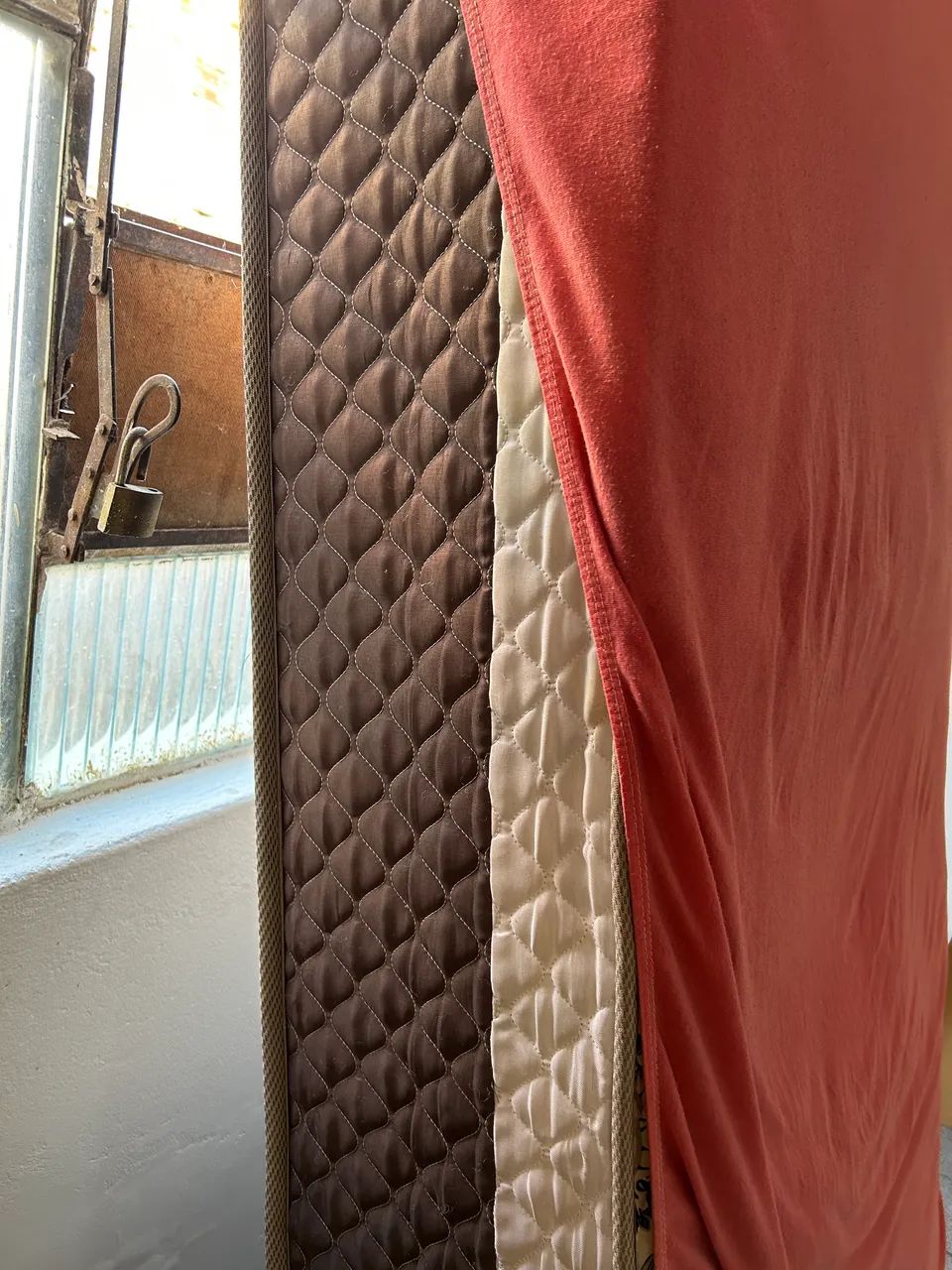 Cama box solteiro, com colchão ensacado molas 
