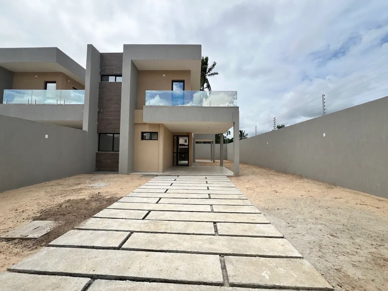 CASA DUPLEX DE ESQUINA COM AMPLO TERRENO NO MELHOR DO EUSÉBIO!