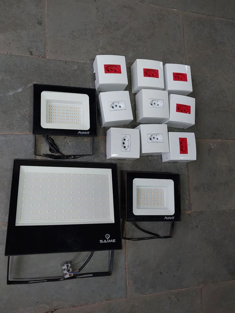 Kit com 3 refletores LED e 9 caixas de tomada