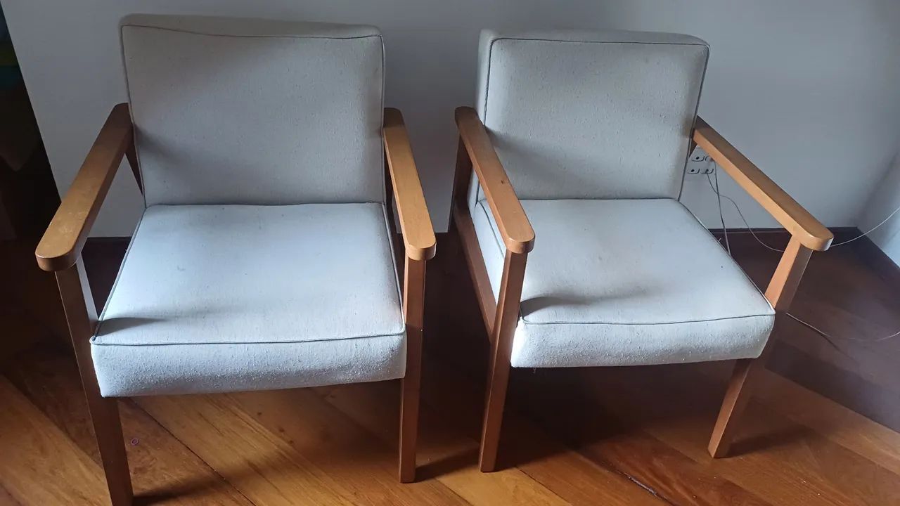 2 poltronas de madeira com estofado