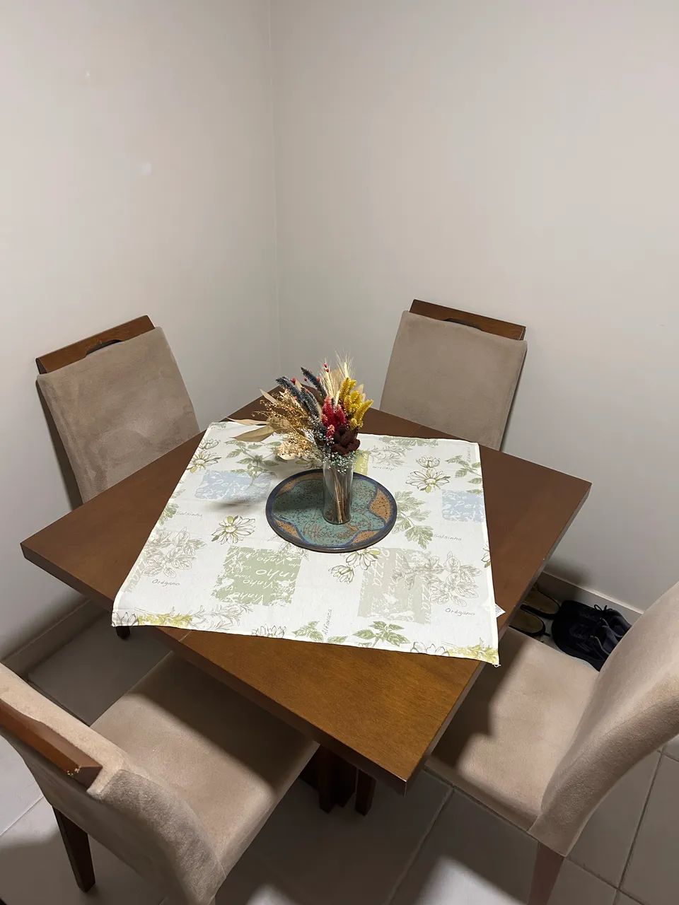 Conjunto de mesa e 4 cadeiras - Foto 2