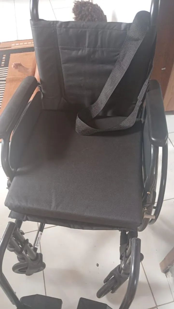 Vende se uma cadeira de rodas nova - Foto 2
