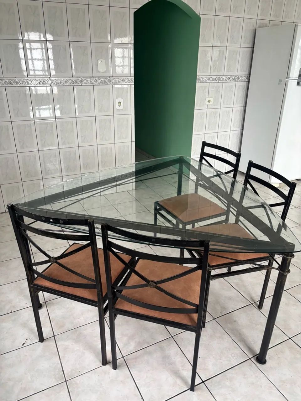 Mesa de vidro com 4 cadeiras usada - Foto 2