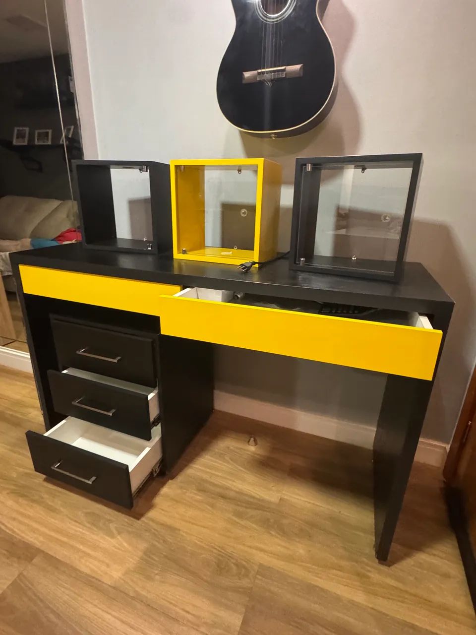 Mesa MDF com Gaveteiro e 3 Nichos