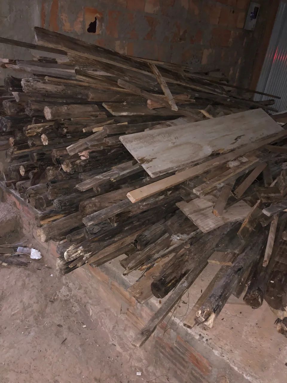 Wooden Props and Boards for Slab