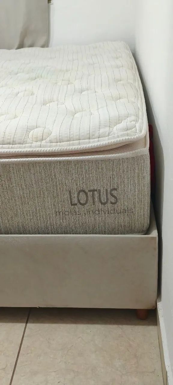 Cama box Queen  com colchão 