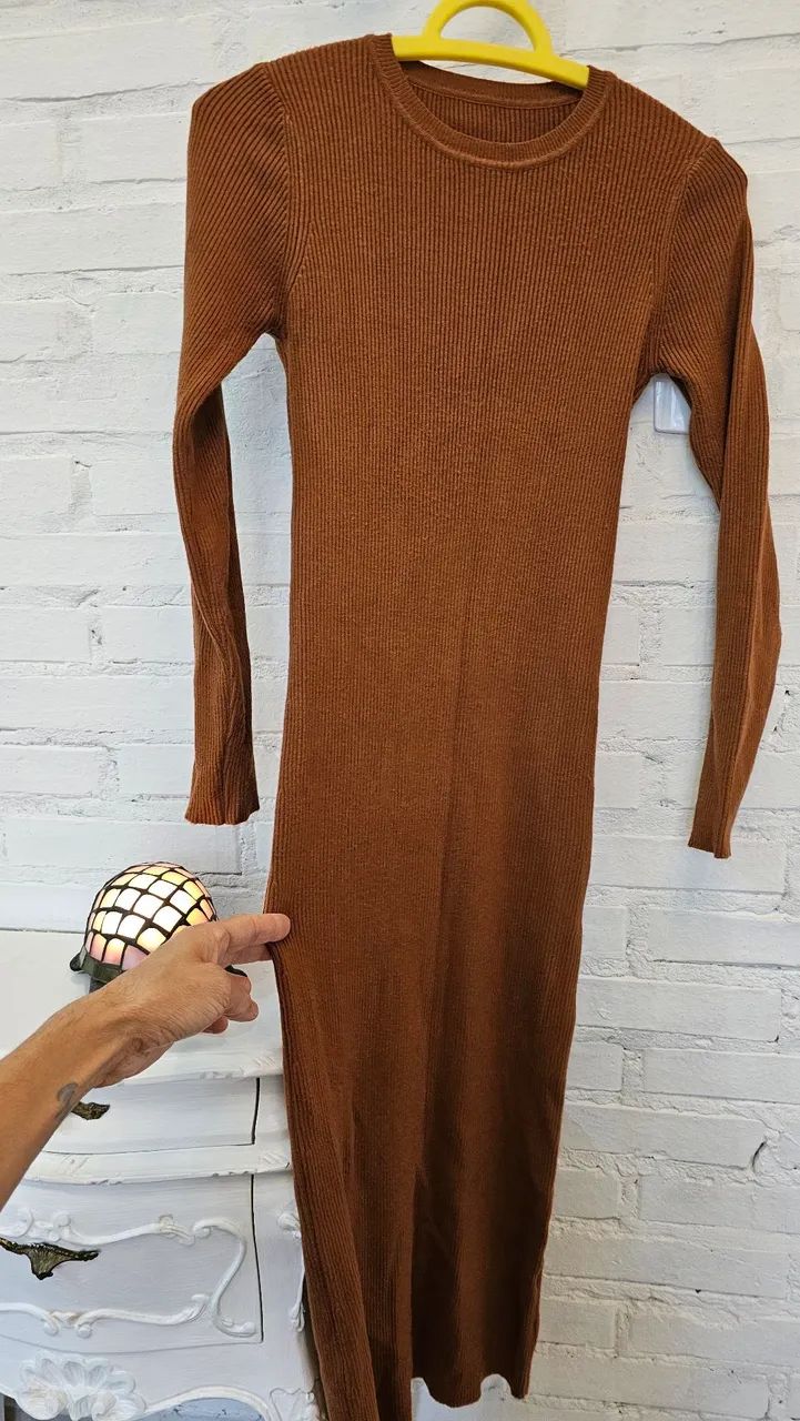 Vestido midi tricot canelado marrom - Foto 2