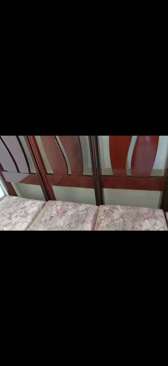 Vendo conjunto de mesa de madeira com tampo de vidro + 4 cadeiras - Foto 2