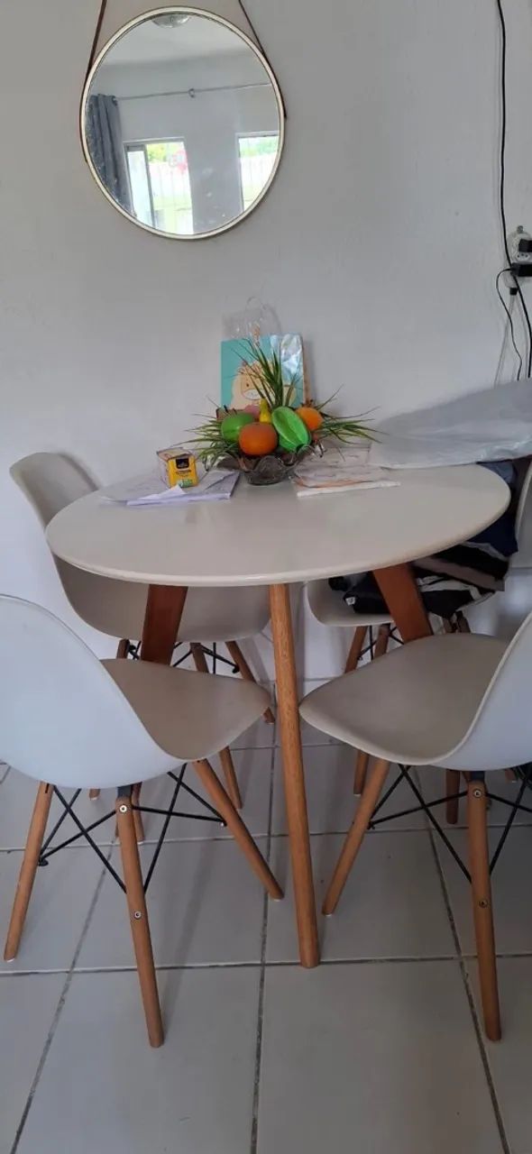conjunto de mesa eiffel com 4 cadeiras