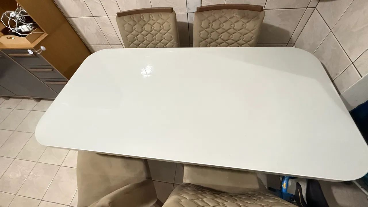 Mesa grande com 4 cadeiras semi nova  - Foto 2