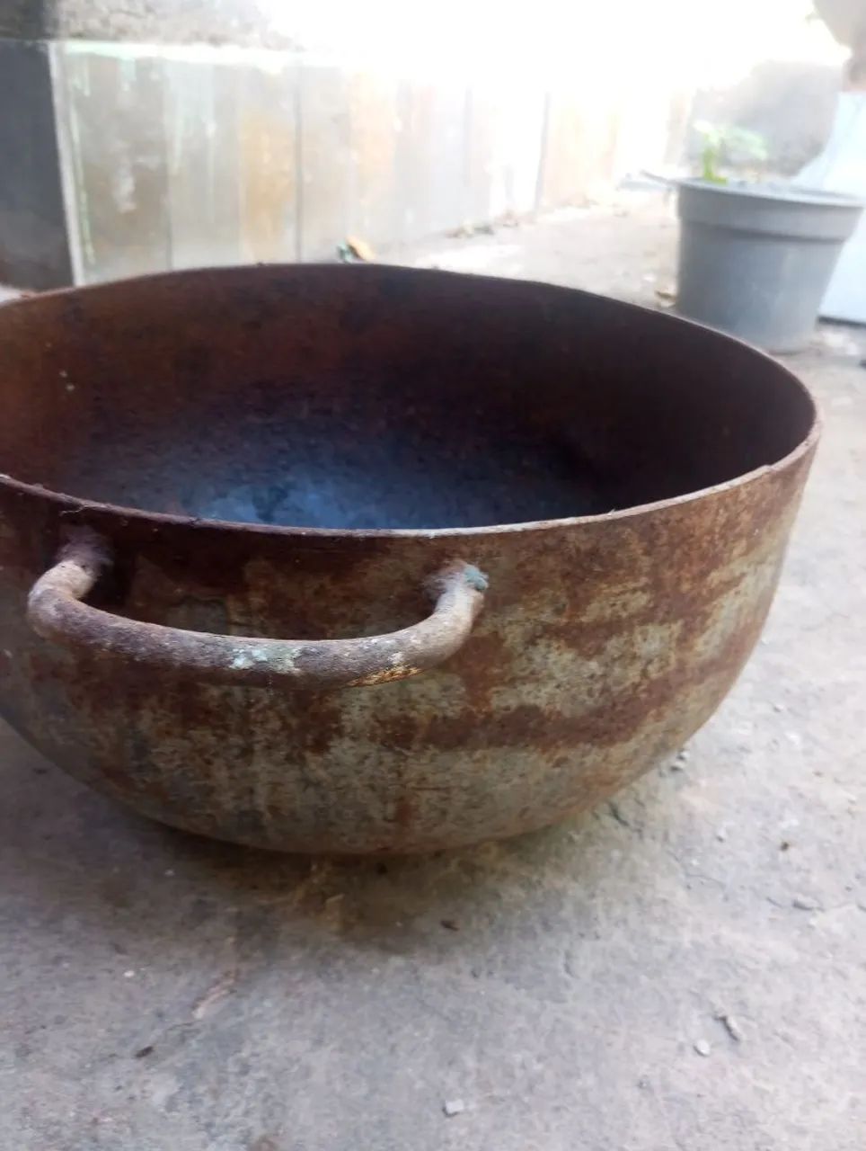 Caldeirão antigo de ferro fundido - Foto 4