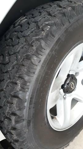 Vendo Tracker 4x4 manual com 4 pneus AT zerados - Foto 3