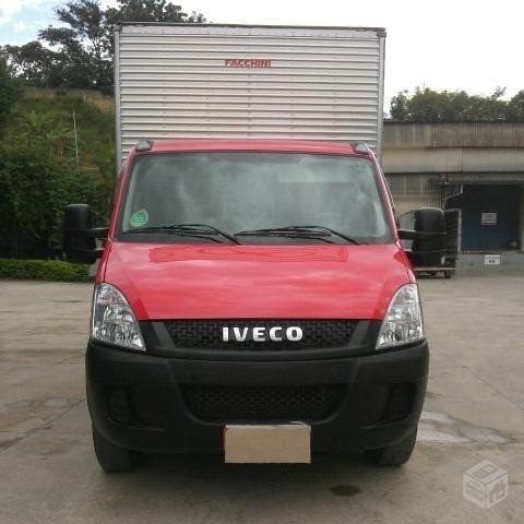 IVECO DAILY 35S14 COM BAÚ ANO 2015