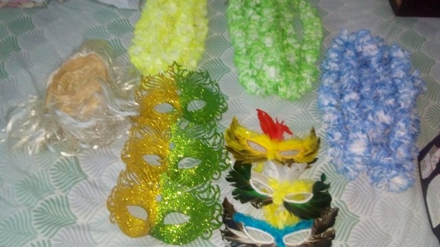 Kit mascaras cor Brasil verde amarelo azul colares havaianos peruca