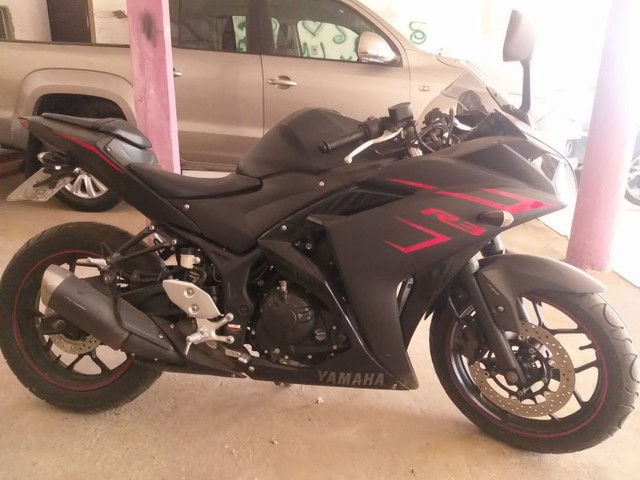 YAMAHA R3.