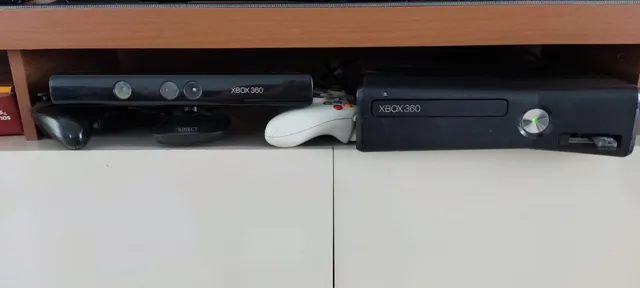 XBOX 360 SLIM DESTRAVADO COM 1 CONTROLE KINECT E 15 JOGOS 