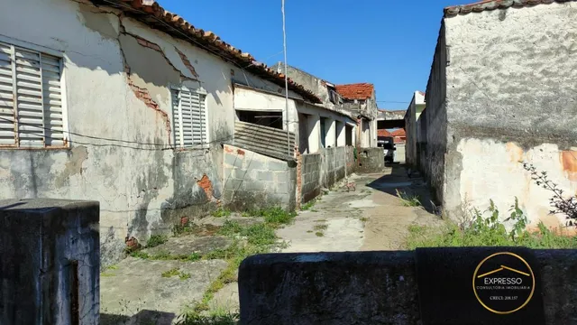 CASA COM TERRENO PARA KITNETS