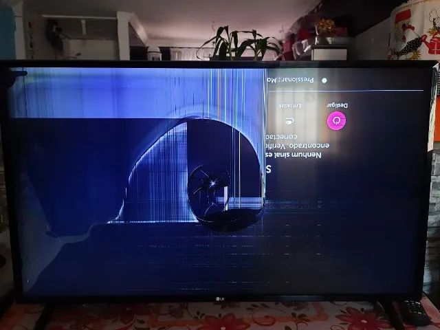 SmartTV LG 43" funcionando com display quebrado.