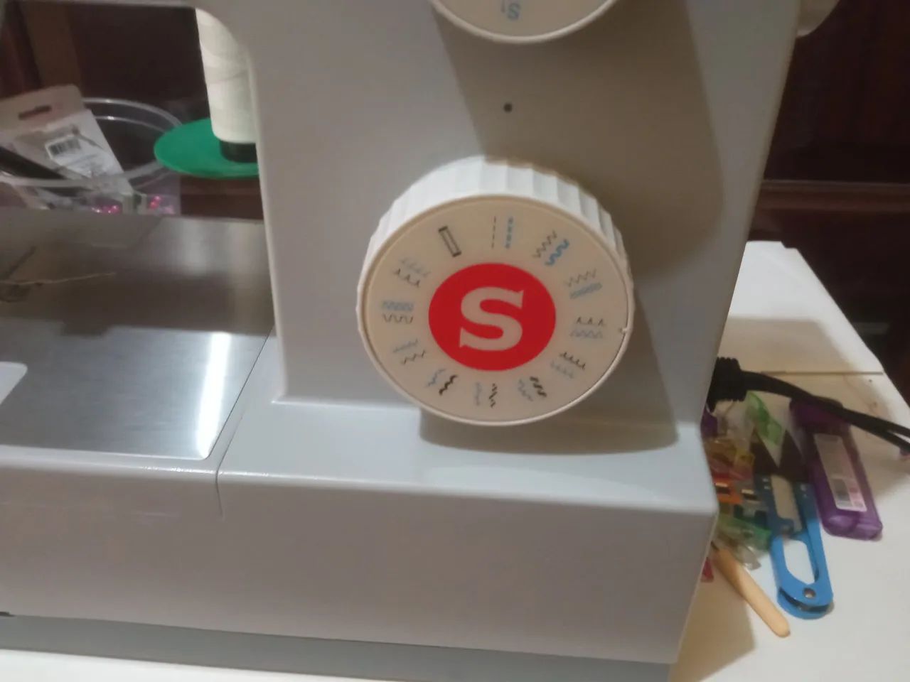 Máquina Singer Facilita Pro + calcadores diversos - Foto 2