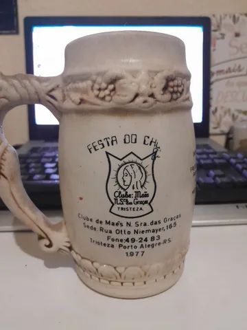 Caneco de Chopp de 1977 com endereço e telefone do local. 