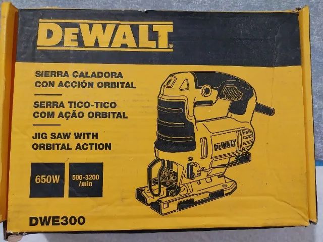 Sierra caladora DEWALT 650W con acción pendular DWE300