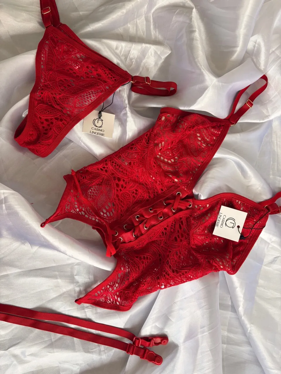 Conjunto de lingerie vermelho rendado