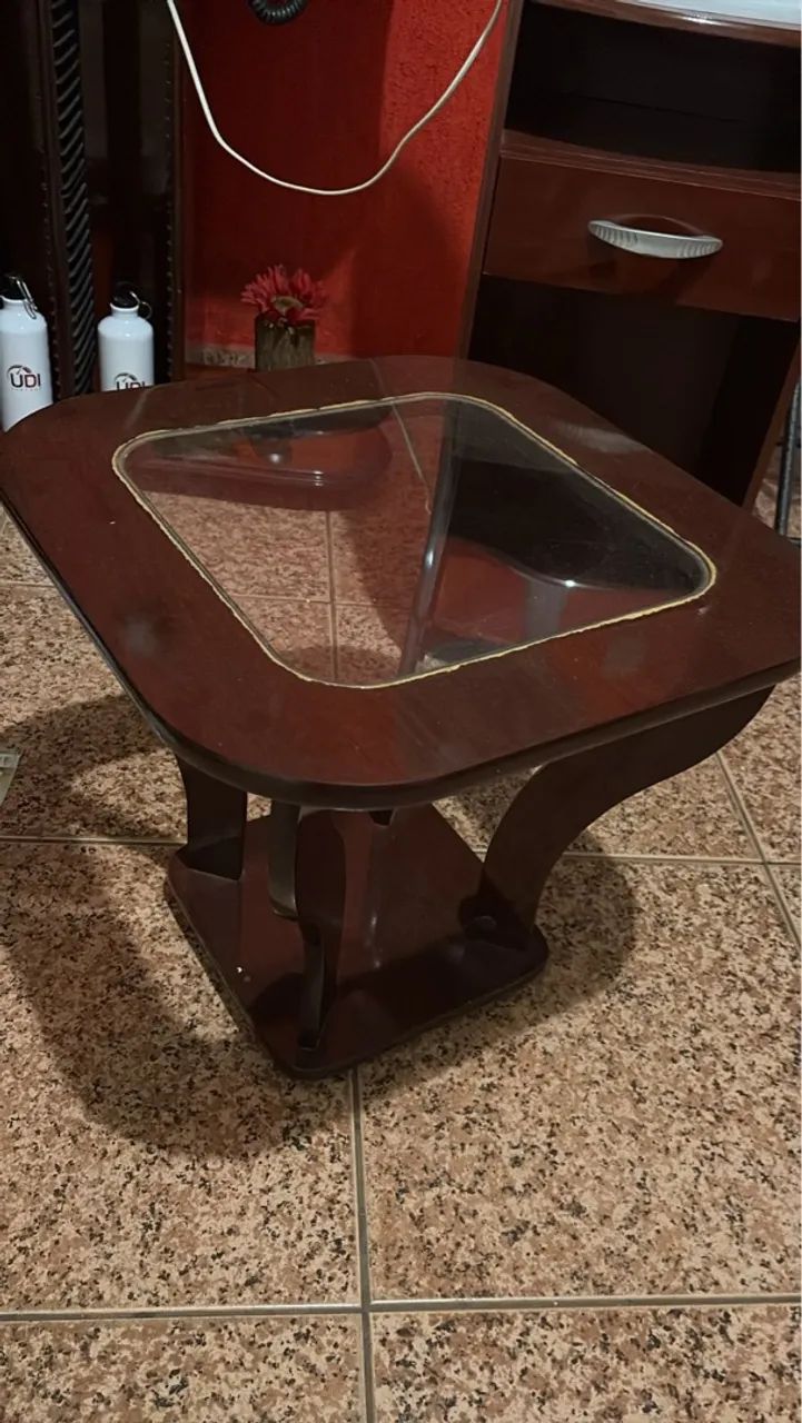 Mesa de centro em madeira e vidro