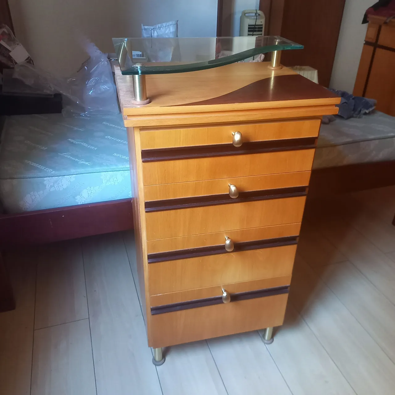 Cômoda de Madeira com Design Clássico
