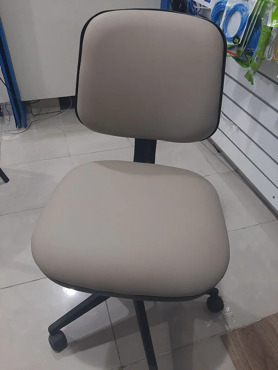 Cadeira de Escritório Confortável com Rodinhas