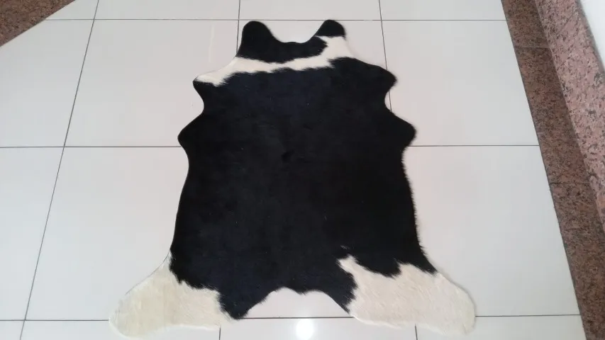 Tapetinho de couro natural 0,83x0,90m preto e branco bp_989