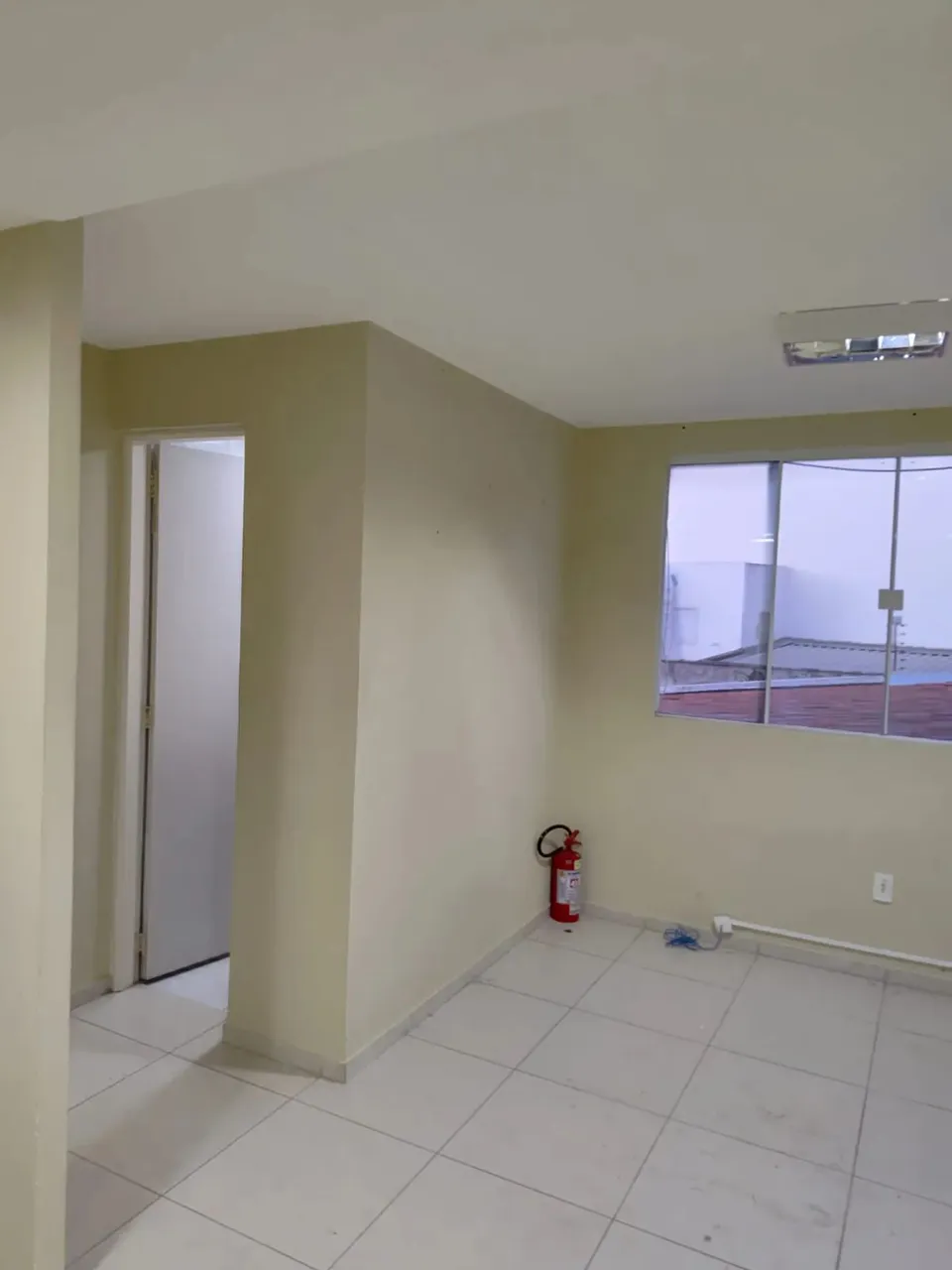 Sala comercial para alugar, 26 metros, 1º andar, a 80 metros da Av. Dom Severino - Teresin