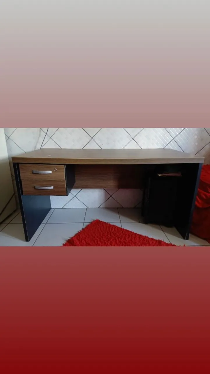 Mesa de escritório com gavetas