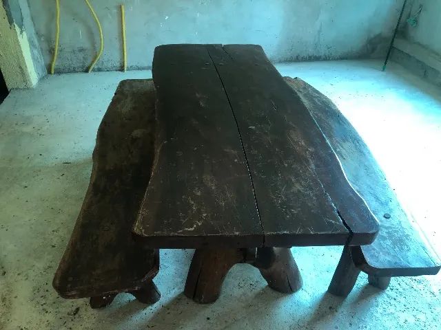 Mesa rústica e sofa