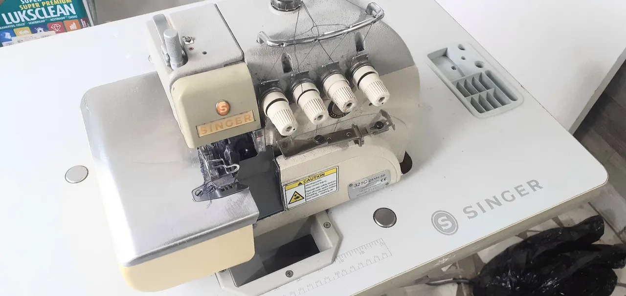 Máquina de Costura Singer interloque