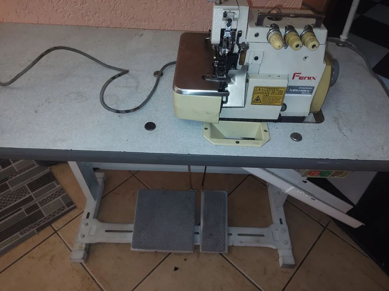 Máquina de Costura Overlock Fenix. 1.200 reais