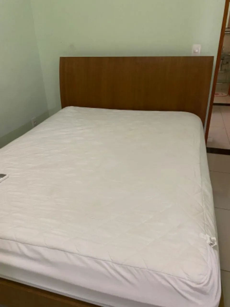Cama de casal Tok Stok 