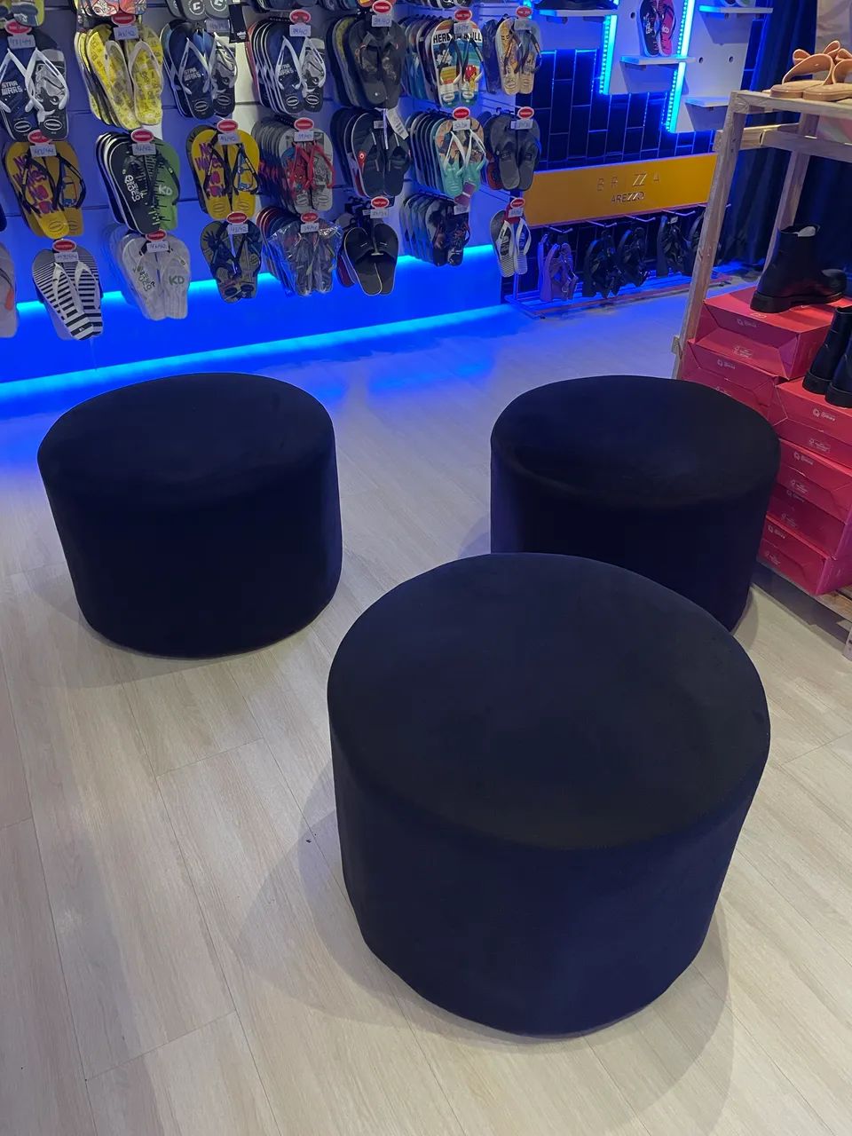 Conjunto de 5 Puffs para compor loja de roupas, calçados ou utensílios.